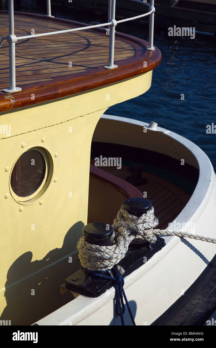 Dettaglio di tribordo dell antica imbarcazione a motore oblò e ormeggio Foto Stock