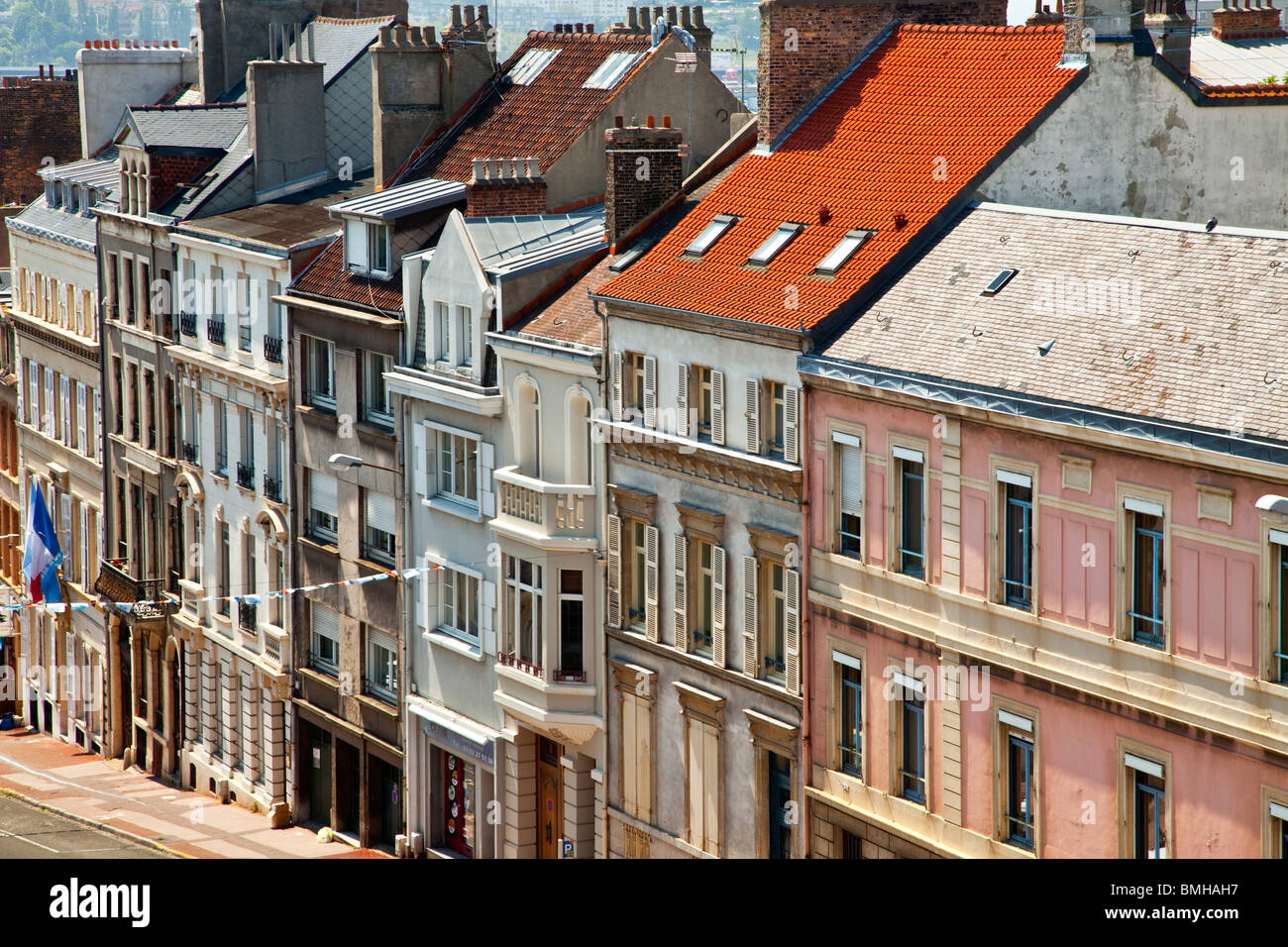 Vista in elevazione dell'elegante facciata di case e negozi lungo la Grande Rue in francese città costiera di Boulogne-sur-Mer, Francia Foto Stock