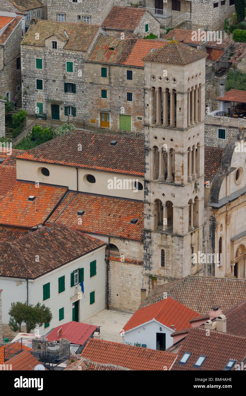 Croazia, Split, riviera dalmata - Isola di Hvar - dalla Basilica di Santo Stefano, la chiesa la citta di Hvar - la torre campanaria Foto Stock