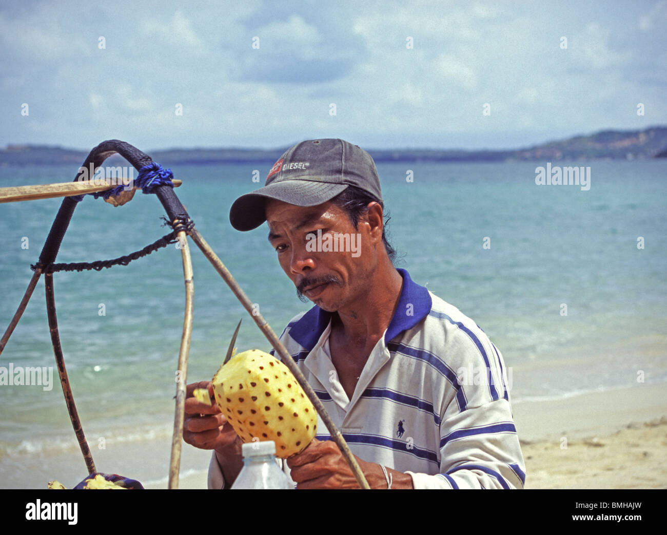 Venditore di frutta preparare un ananas sulla spiaggia, Bophut Beach, Koh Samui Foto Stock
