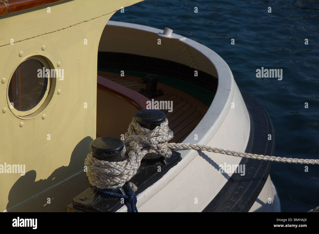 Dettaglio di tribordo dell antica imbarcazione a motore oblò e ormeggio Foto Stock