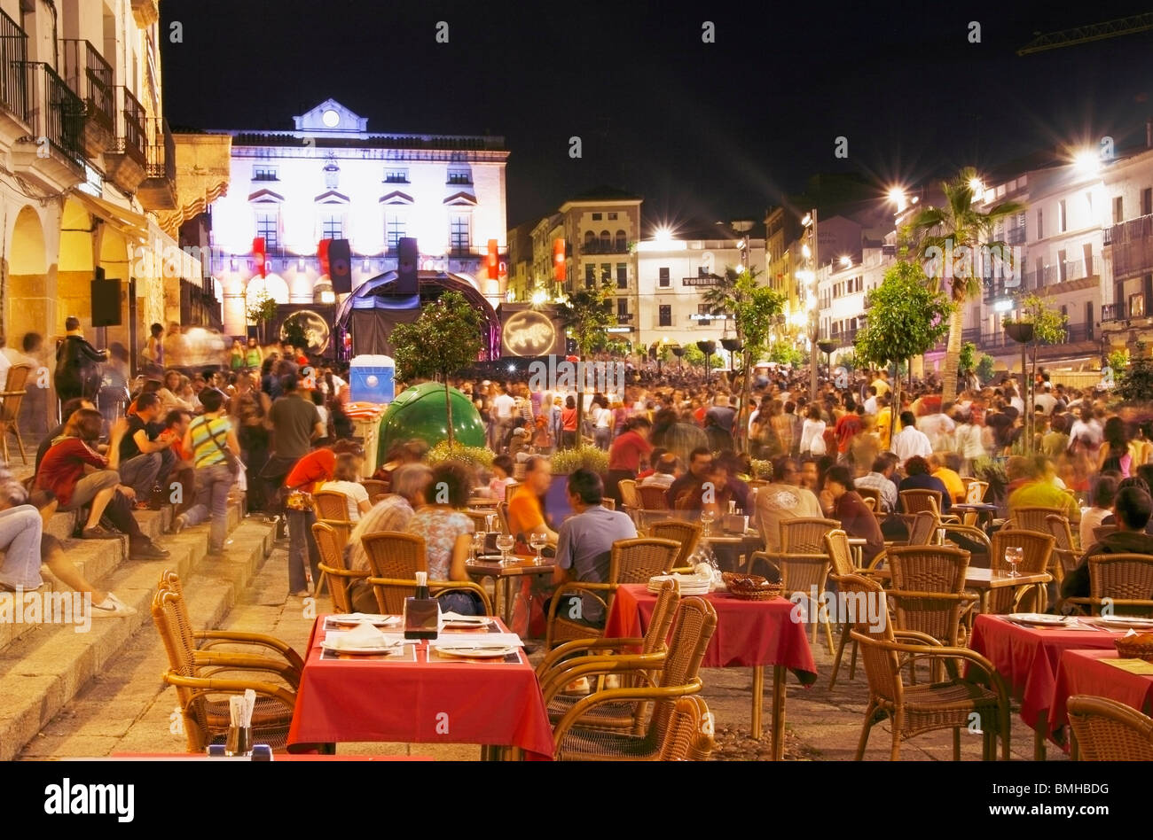 Plaza Mayor a Caceres durante Womad Festival. Estremadura, Spagna Foto Stock