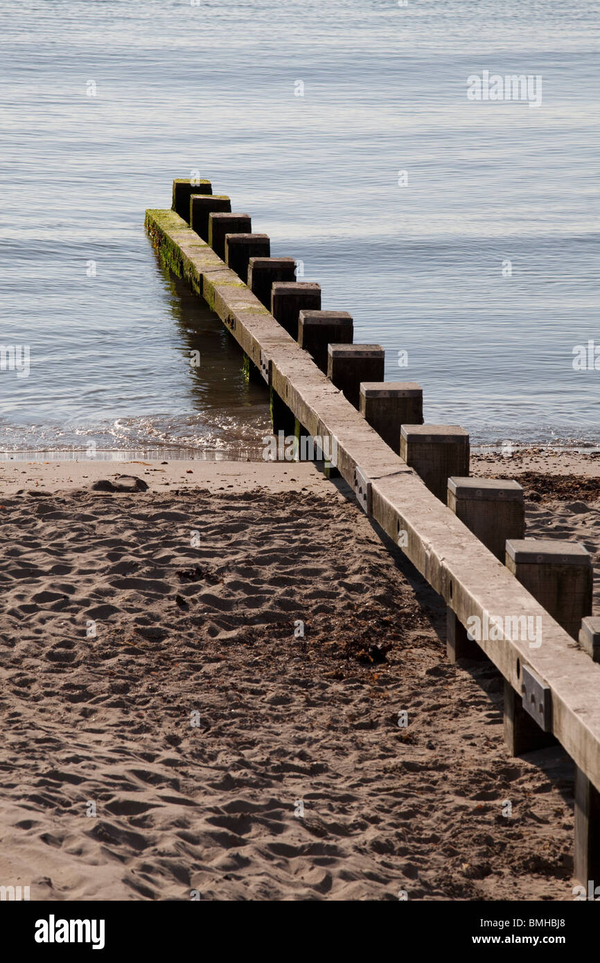 Groyne in legno su vuoto seaside beach Foto Stock