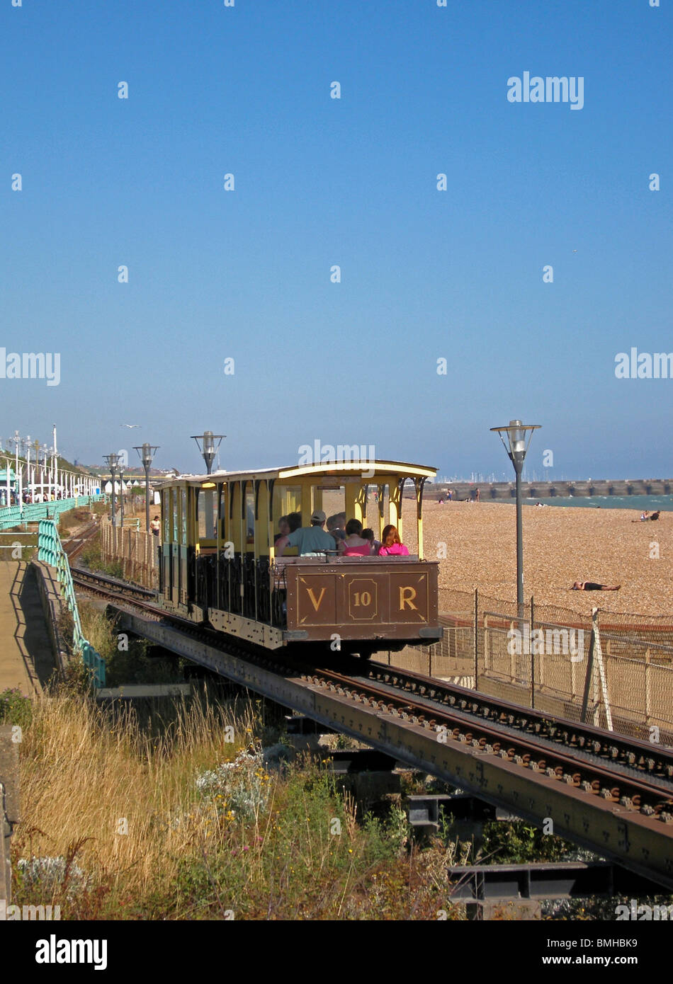 Volks elettrica ferroviaria dirigendosi verso la marina, Brighton East Sussex, England, Regno Unito, Gran Bretagna Foto Stock
