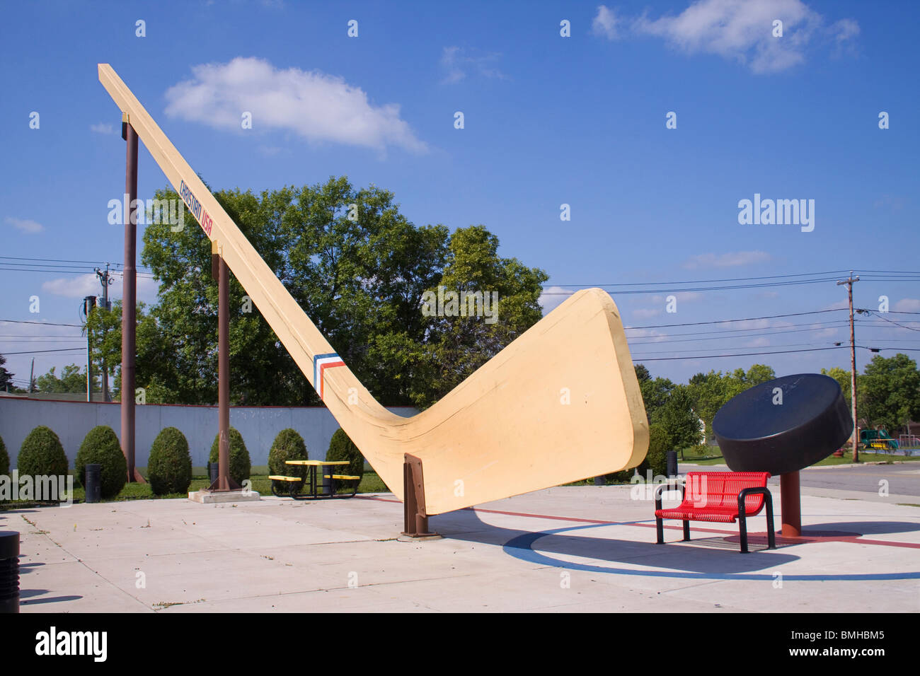 Il secondo Hockey Stick più grande del mondo si erge alto a Eveleth, Minnesota, sede della US Hockey Hall of Fame e di un profondo amore per il gioco. Foto Stock