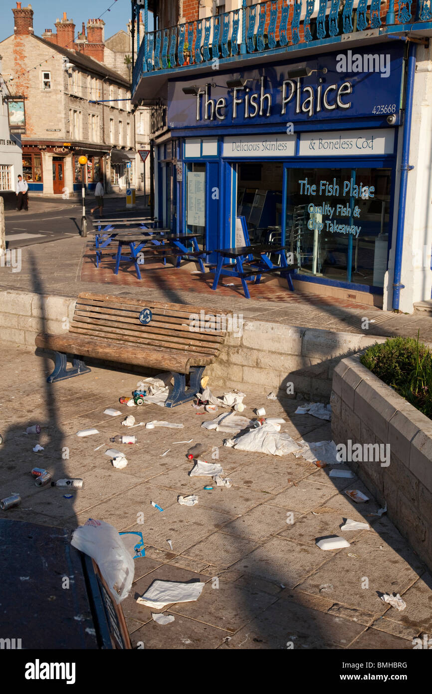 La lettiera e i rifiuti abbandonati al di fuori di un chip di mare shop per essere cancellato dopo un fine settimana estivo Foto Stock