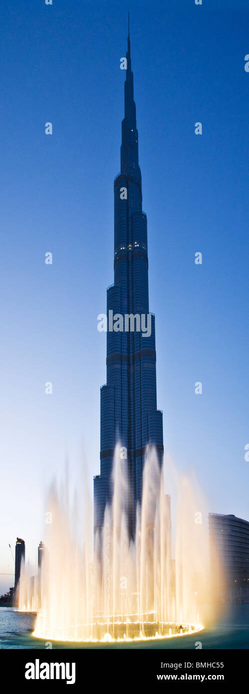 La fontana di Dubai visualizzato nella parte anteriore di Burj Dubai o Khalifa, edificio più alto del mondo, nel centro cittadino di Dubai, UAE Foto Stock