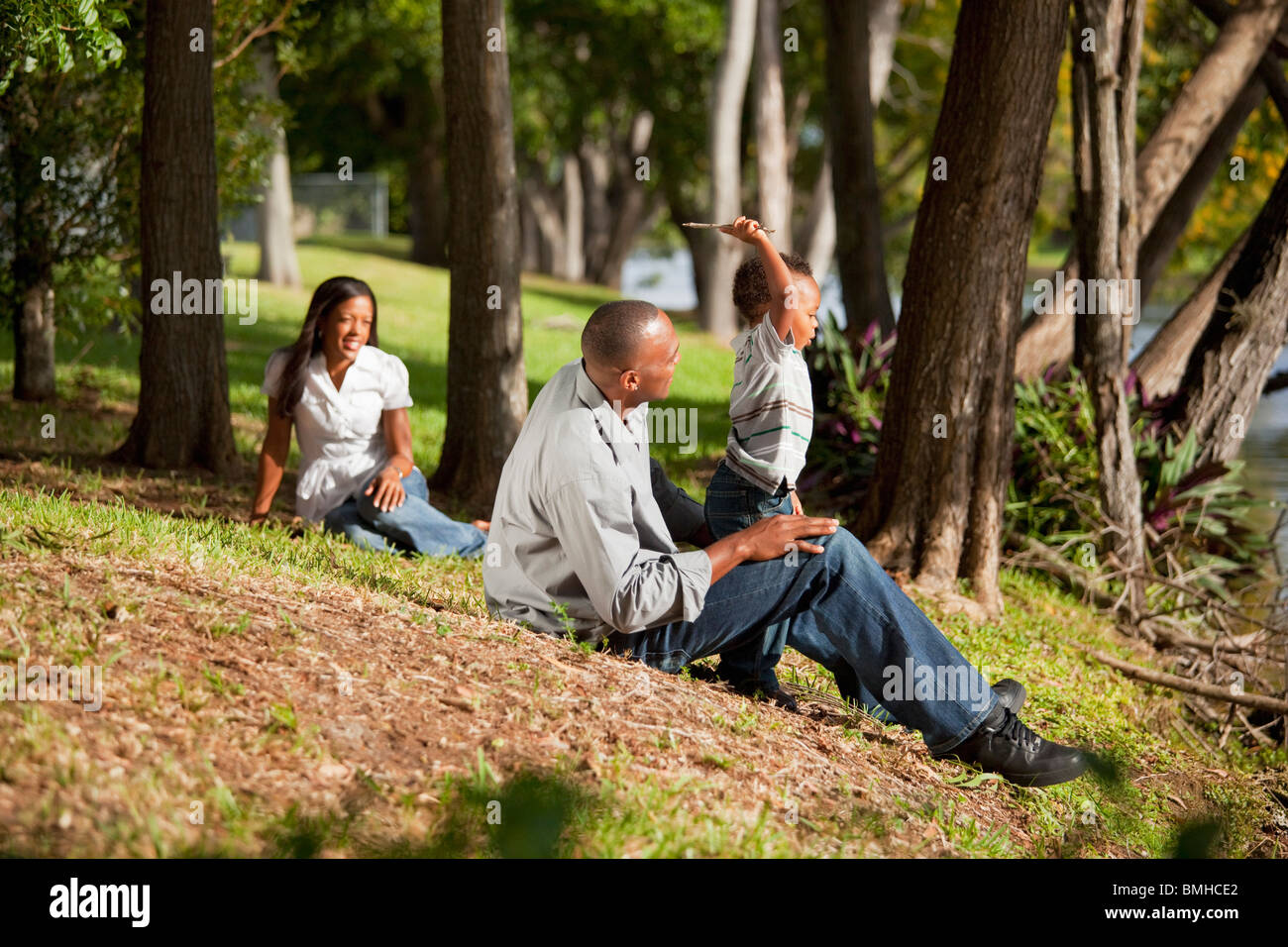 Fort Lauderdale, Florida, Stati Uniti d'America; un padre gioca con il suo giovane figlio in un parco mentre la madre sta guardando Foto Stock