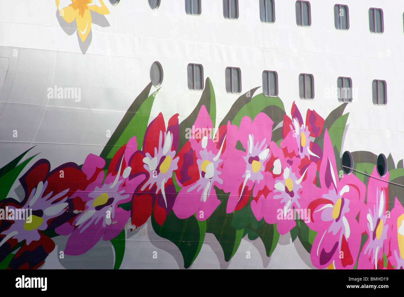 Primo piano di NCL orgoglio di Aloha nave da crociera e dipinta lei ancorato alla Aloha Tower, Honolulu Oahu, HI Foto Stock