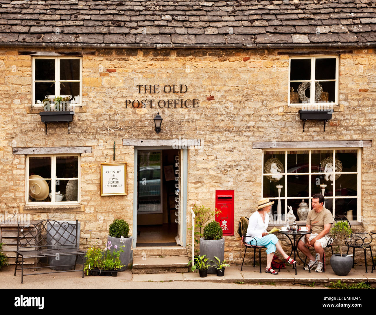 Un paio di tè al di fuori del vecchio ufficio postale nel Gloucestershire Cotswold village di Guiting Power, England, Regno Unito Foto Stock