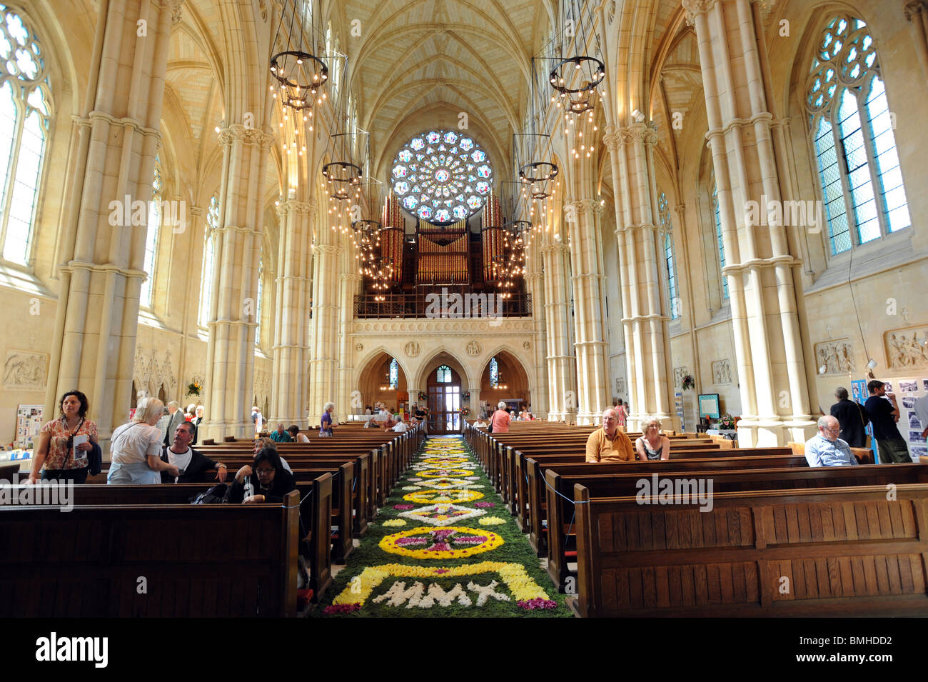 Un magnifico 90-piede tappeto di fiori è collocato in basso la navata centrale della Cattedrale di Arundel alla vigilia del Corpus Domini Foto Stock