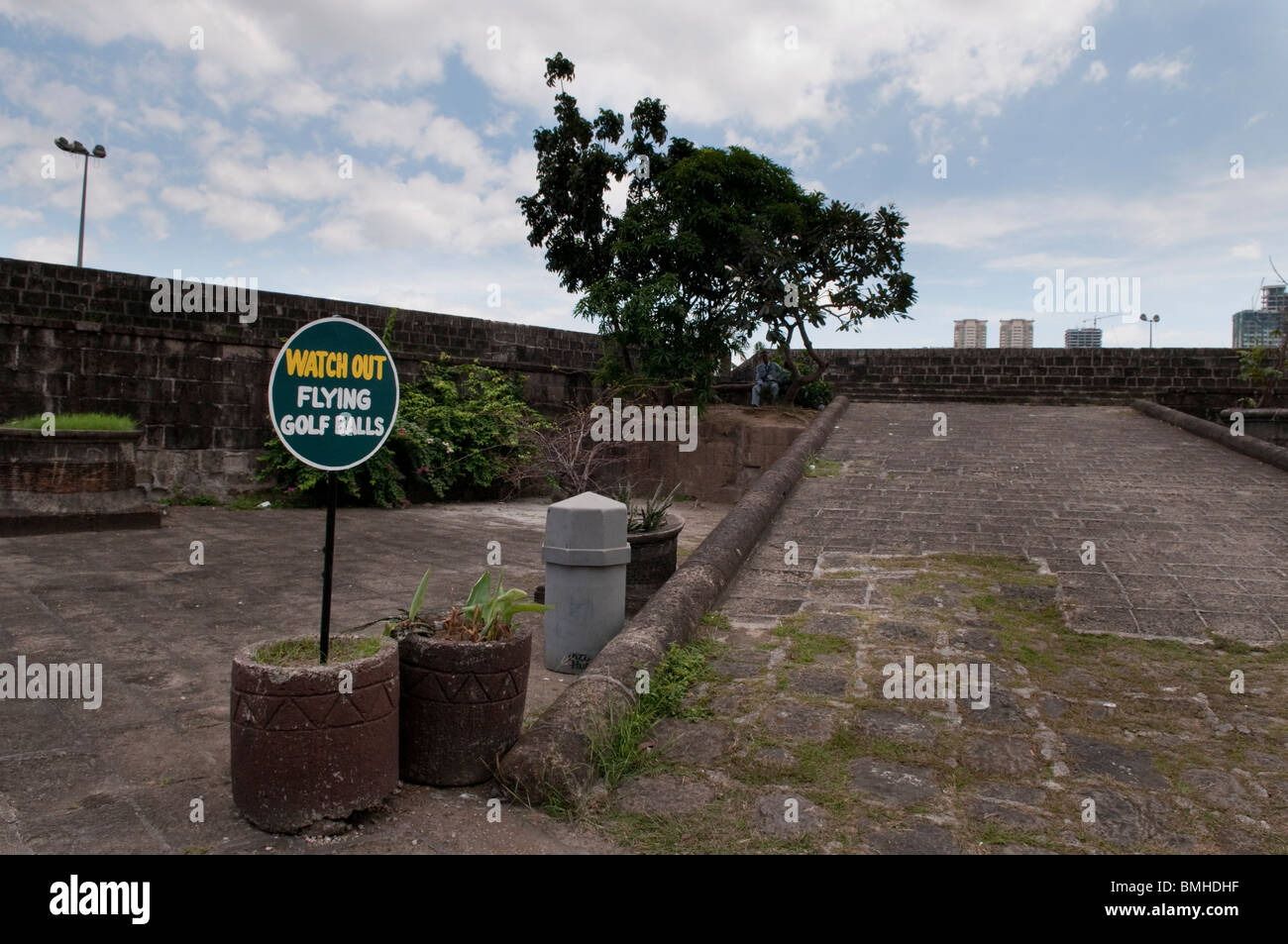 Filippine, mura della città vecchia in Intramuros il più antico quartiere della città di Manila. Per guardare i battenti palline da golf Foto Stock