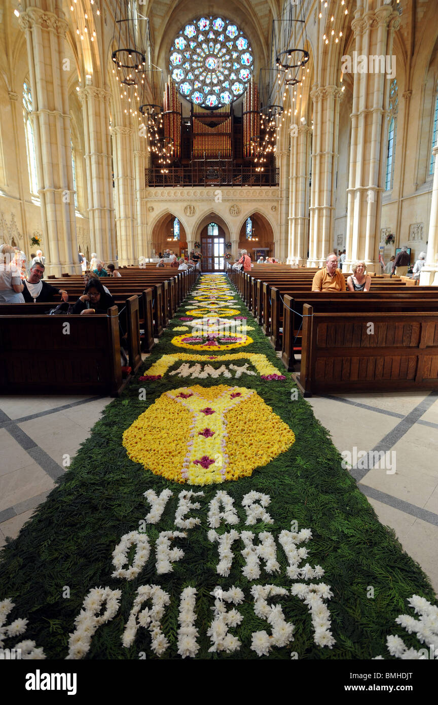 Un magnifico 90-piede tappeto di fiori è collocato in basso la navata centrale della Cattedrale di Arundel alla vigilia del Corpus Domini Foto Stock