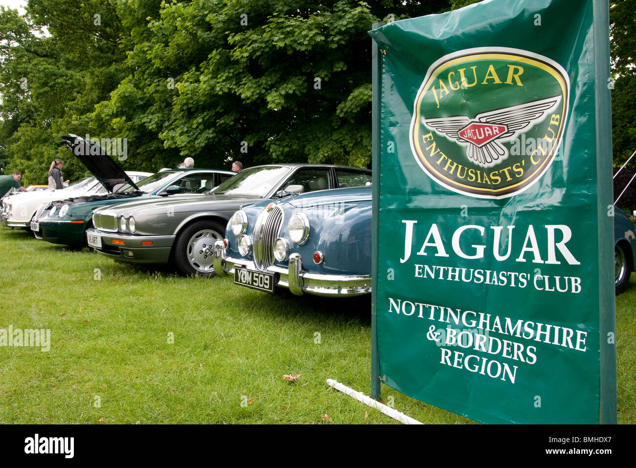 Gli appassionati di Jaguar club stand da Nottnghamshire e frontiere regione Foto Stock