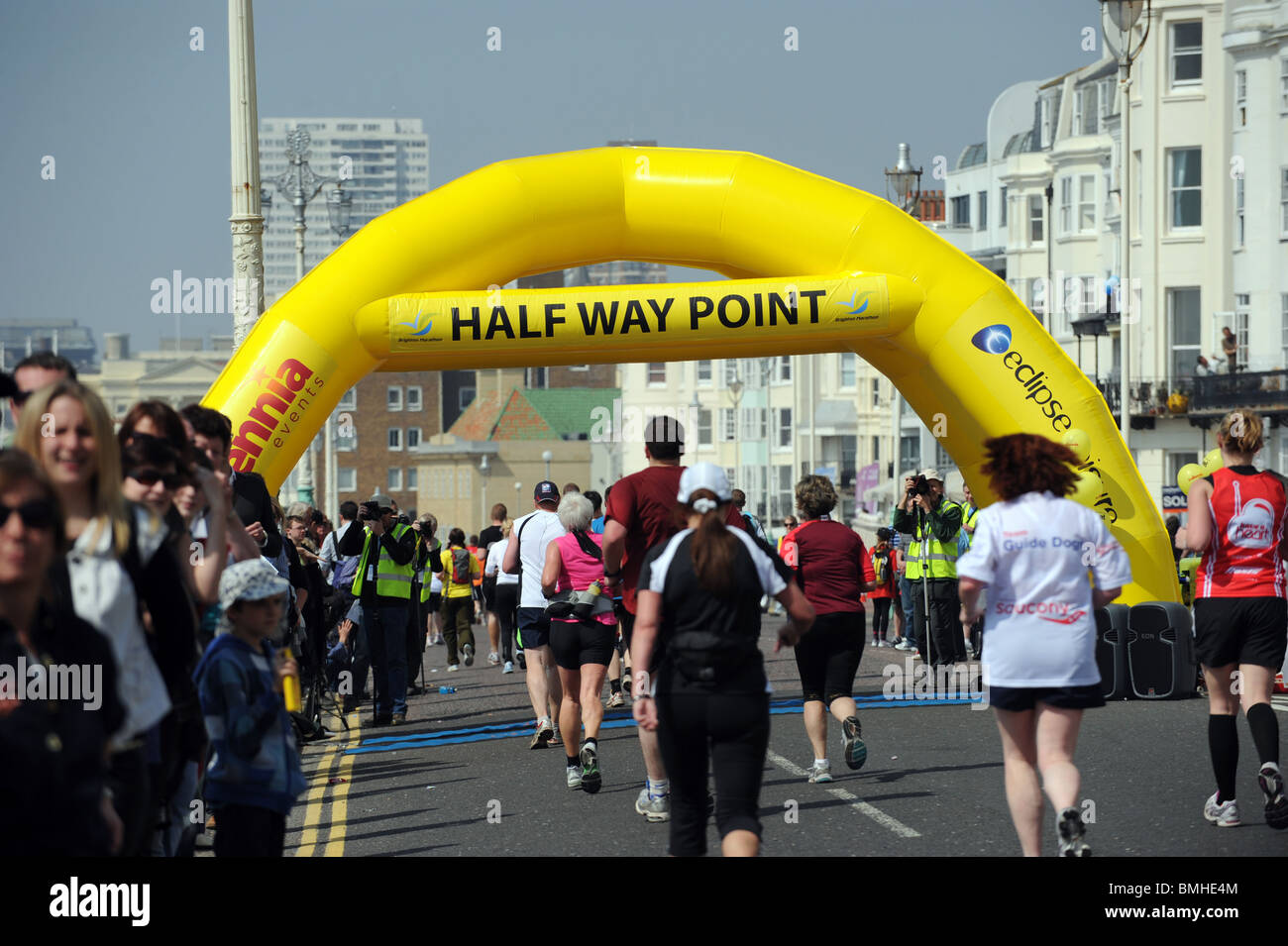 Corridori che prenderanno parte al primo Brighton Marathon 2010 arrivare a metà strada Foto Stock