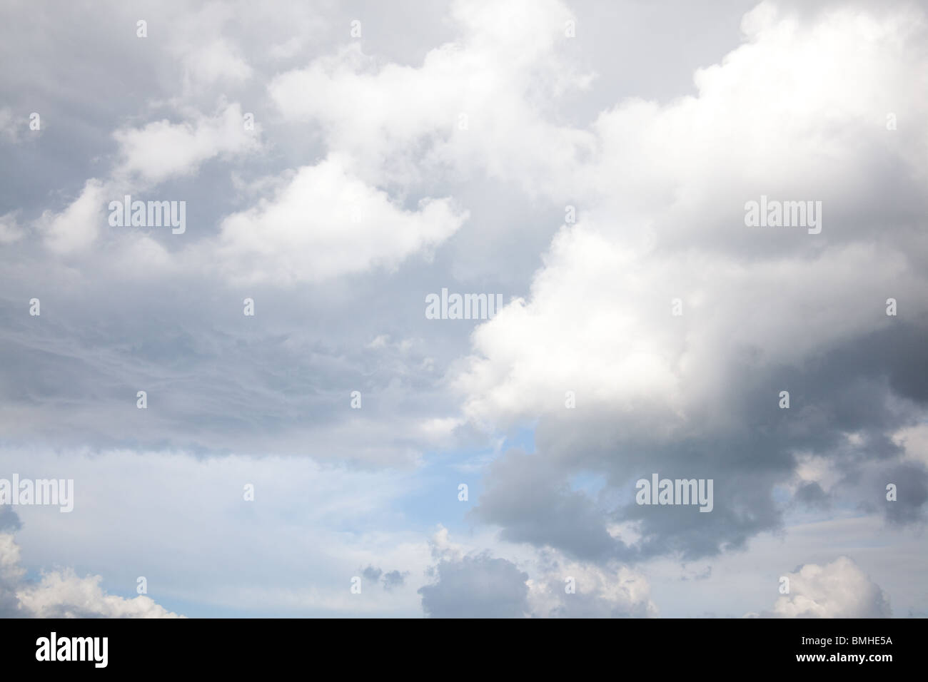 Nuvole bianche contro un cielo blu di sfondo, Hampshire, Inghilterra. Foto Stock