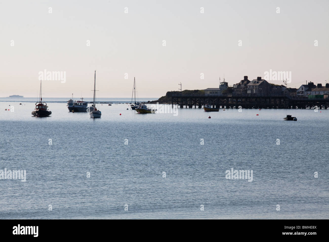 Barche ormeggiate in Swanage Bay nella luce del mattino Foto Stock