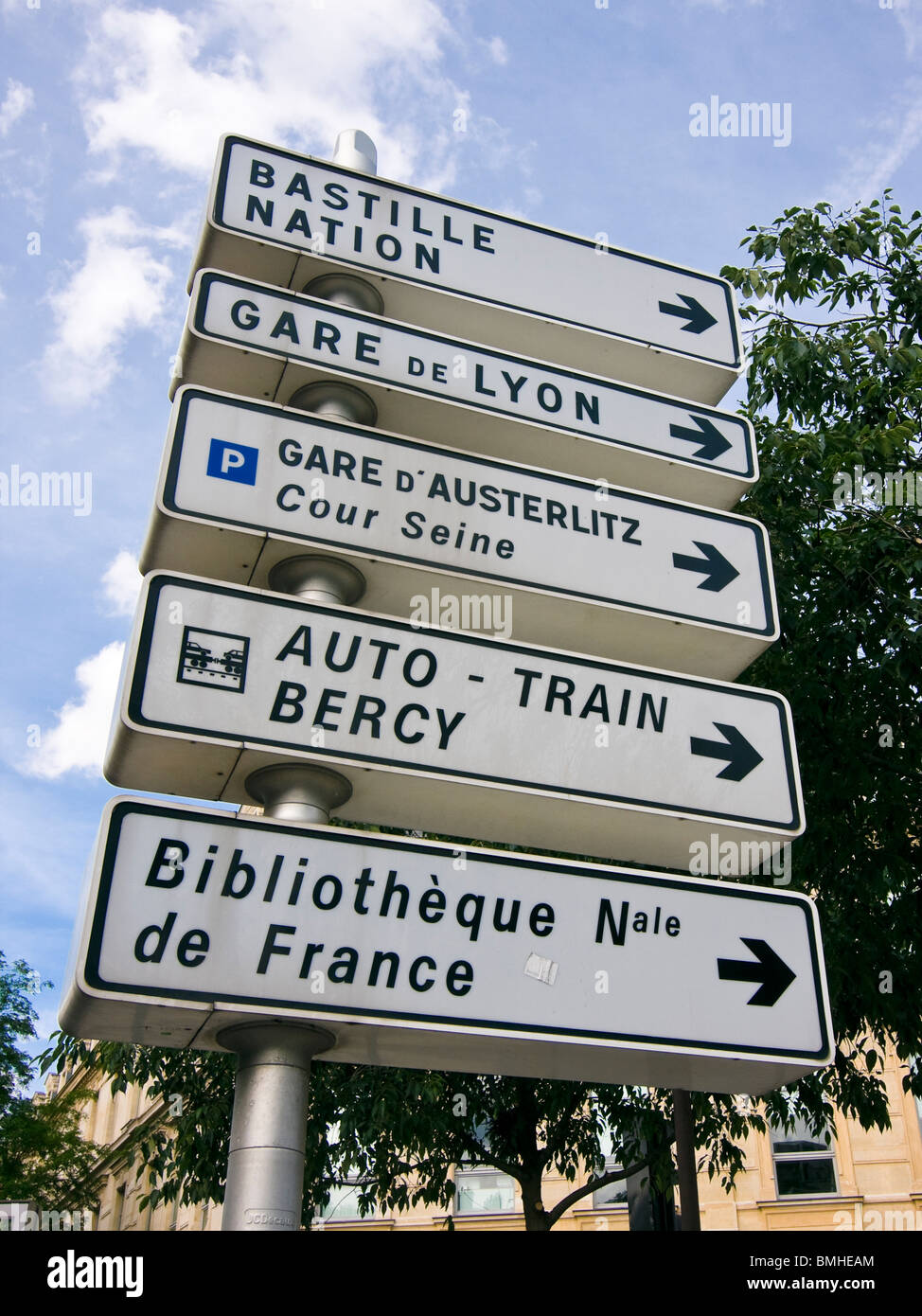 Strada parigina segnaletica di orientamento - Parigi, Francia Foto Stock