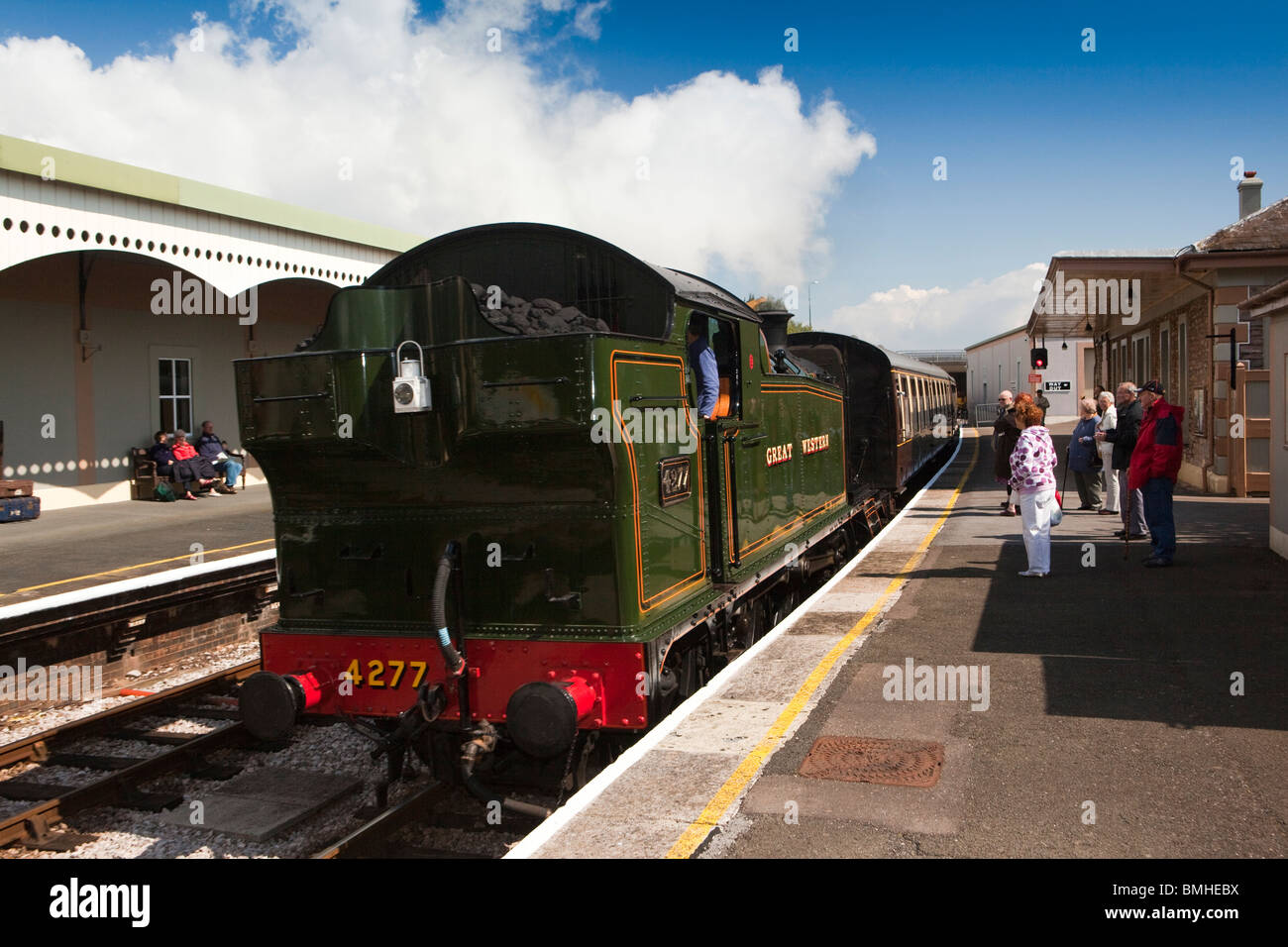 Regno Unito, Inghilterra, Devon, Churston, Paignton e Dartmouth Steam Railway, GWR Classe 4200 4277 2-8-0T locomotore Foto Stock