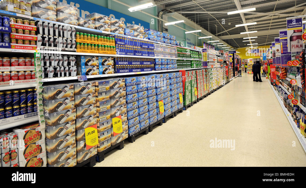 L'alcol in vendita nei supermercati Tesco Foto Stock