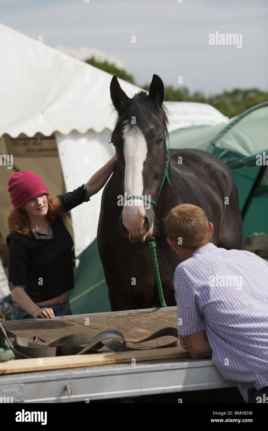 Preparazione per il display al Galles Woodfest silvicoltura mostrano - concorrenti con il loro cavallo Foto Stock