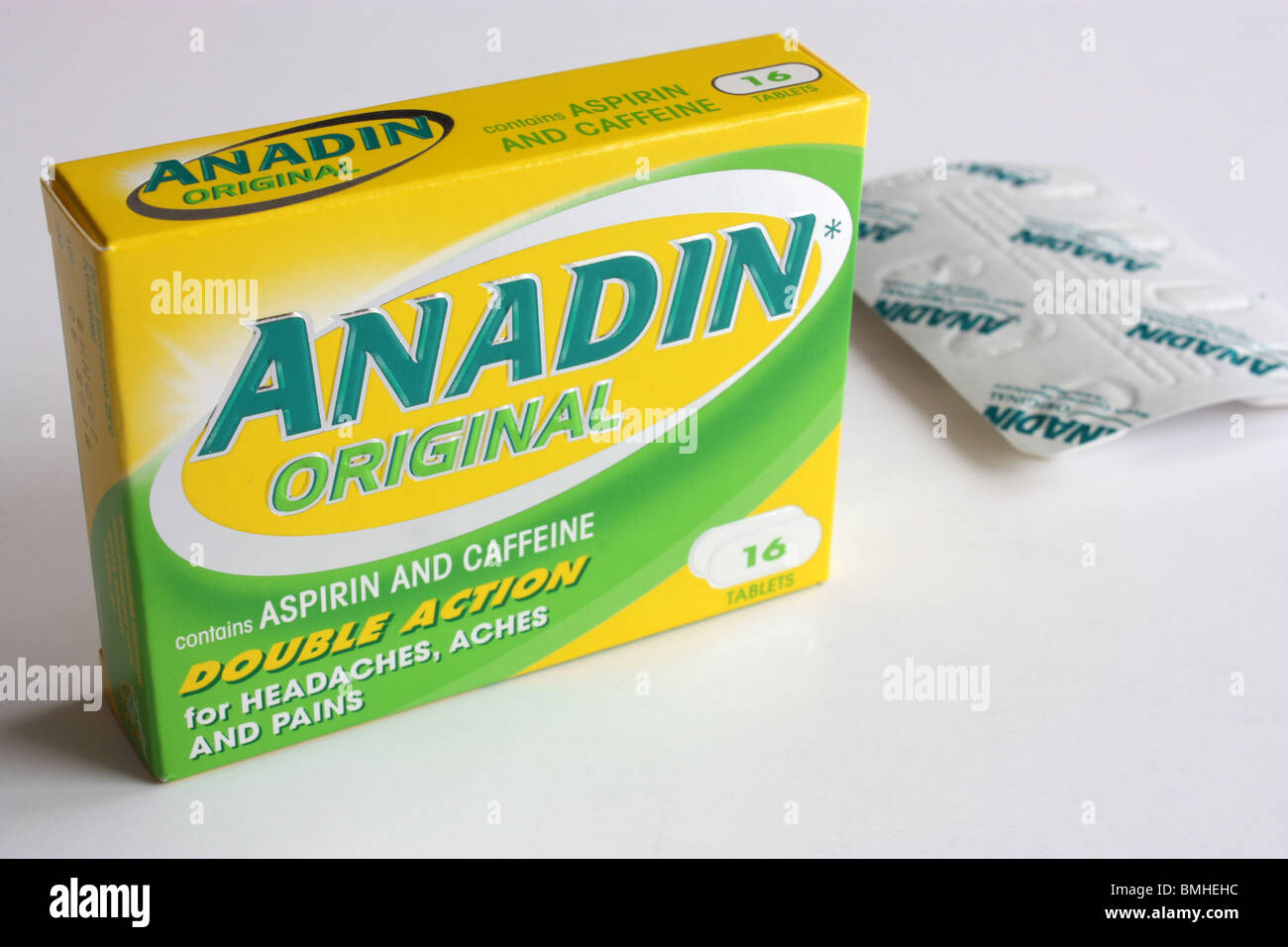 Anadin antidolorifici impostato su sfondo bianco Foto Stock