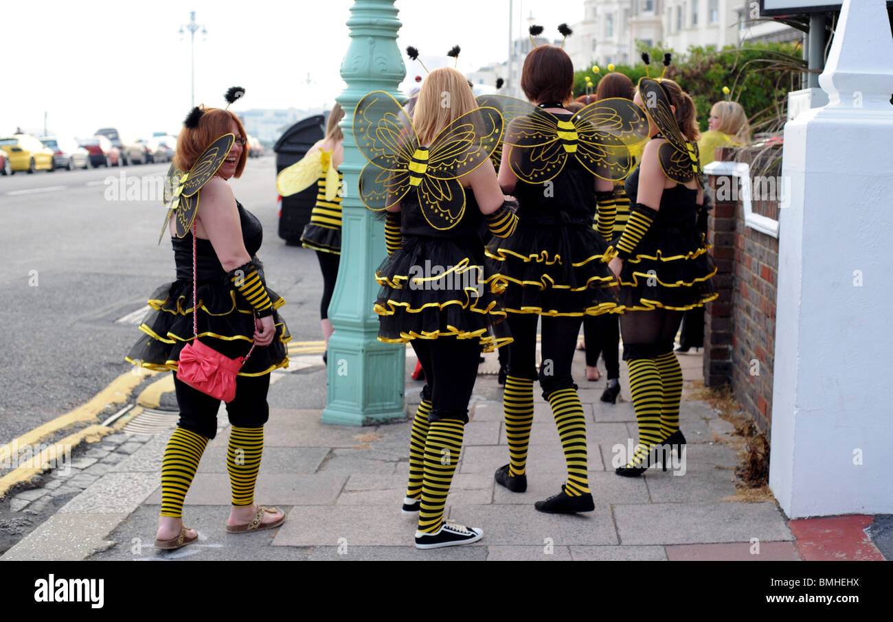 Le donne vestite come le api fuori a godersi stessi su una gallina notte in Brighton Foto Stock