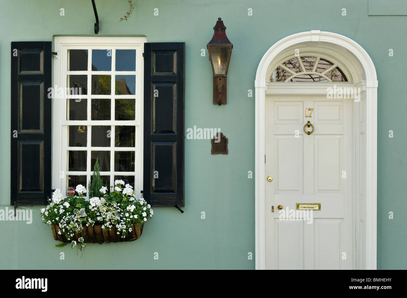 Dettaglio della porta e finestra della storica Charles Warham Home a Charleston, Carolina del Sud Foto Stock