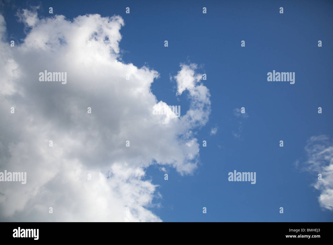 Nuvole bianche contro un cielo blu di sfondo, Hampshire, Inghilterra. Foto Stock
