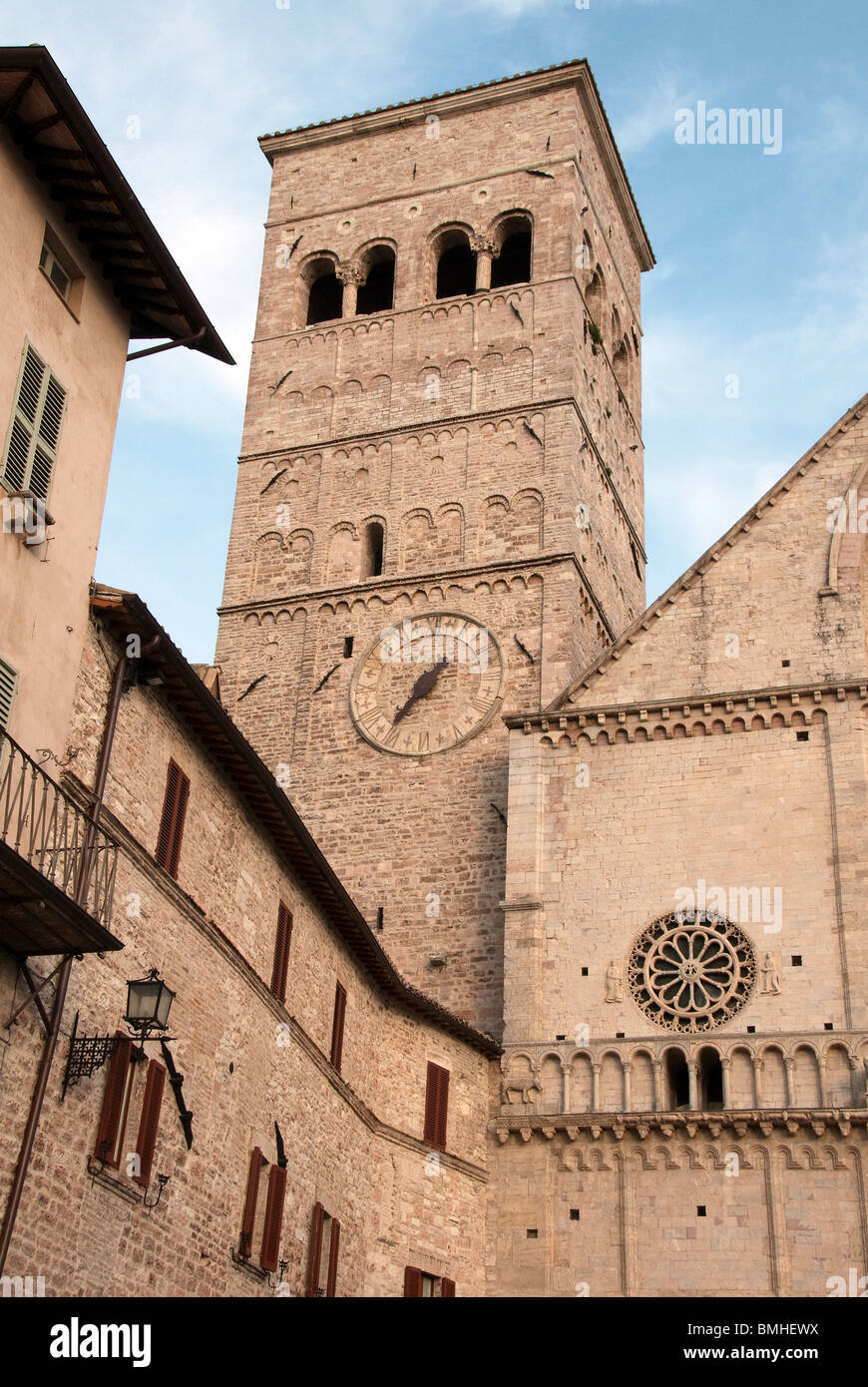 Assisi - La torre campanaria del Duomo di San Rufino mostra romanico classico le caratteristiche architettoniche Foto Stock