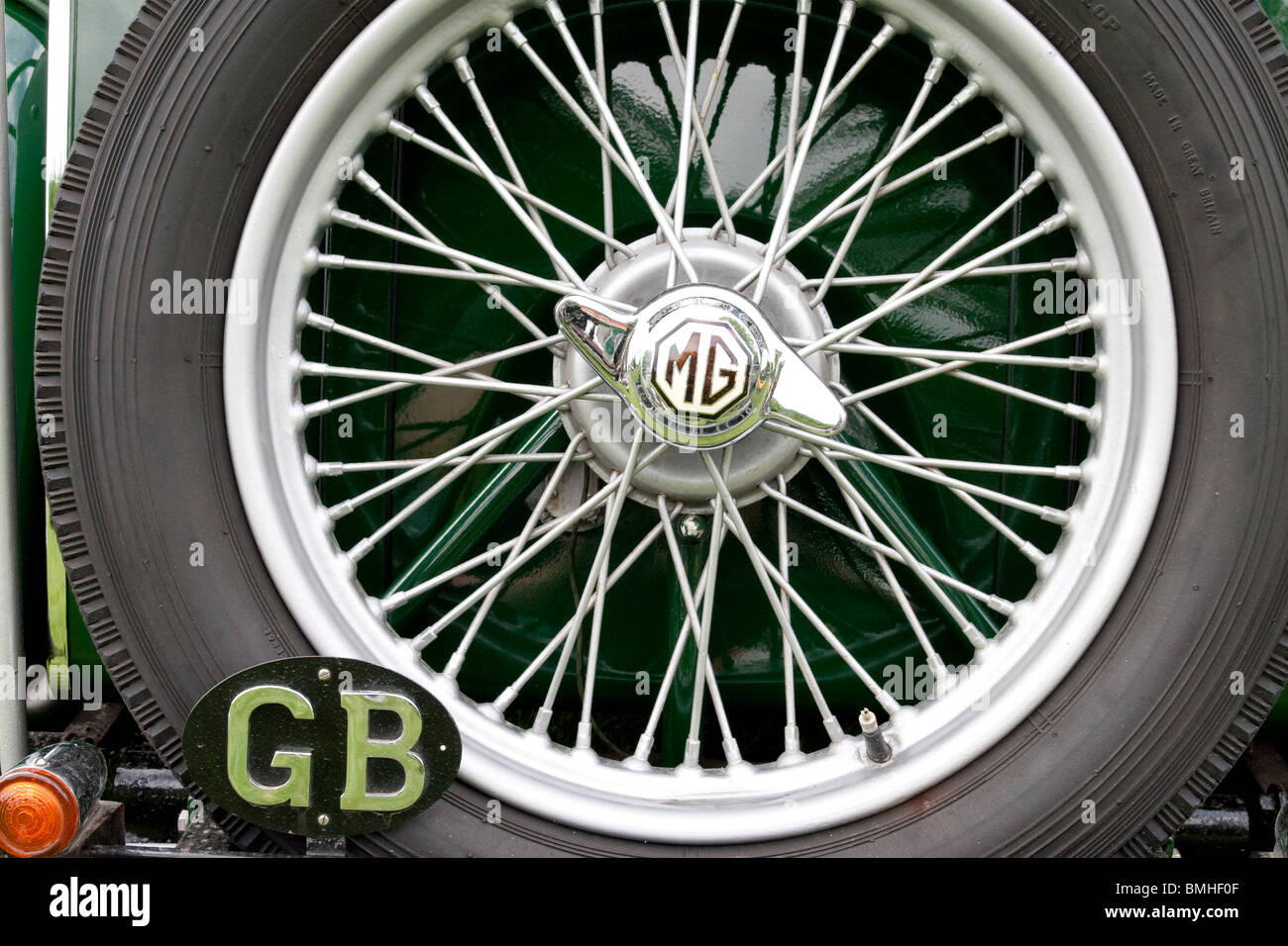 MG auto ruota posteriore pneumatico raggi british classic Foto Stock