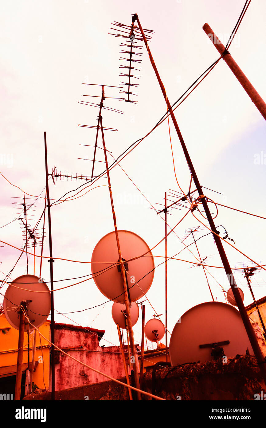 Antenne Tv e parabole satellitari; antenne tv e parabole satellitari Foto Stock