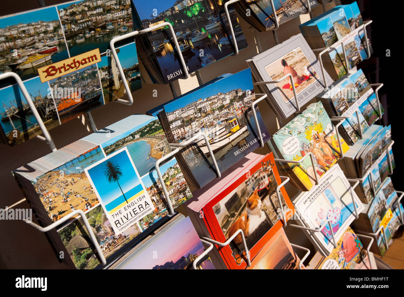 Regno Unito, Inghilterra, Devon, Brixham immagine colorata cartoline di viste locali in rack per la vendita Foto Stock
