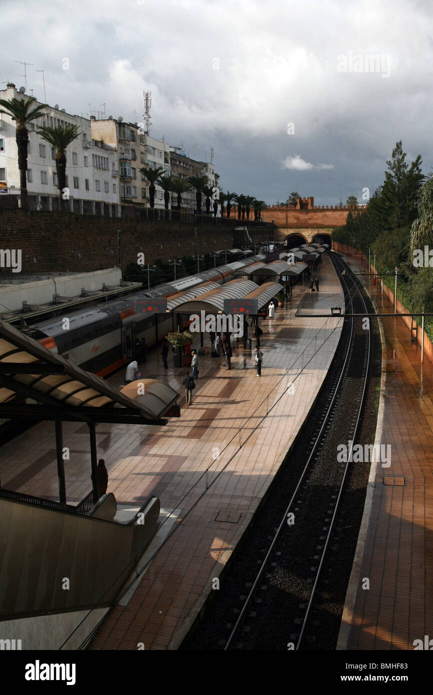 I treni ad alta velocità a Rabat Ville stazione ferroviaria (Estación de Desamparados) nella città di Rabat, la capitale del Marocco. Foto Stock