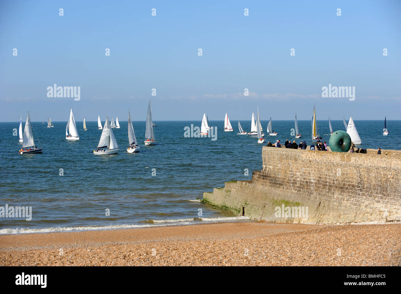 Il Royal grande fuga Yacht Race 2010 prende il via fuori la spiaggia di Brighton annualmente una ricreazione di Carlo II di volo dall'Inghilterra Foto Stock