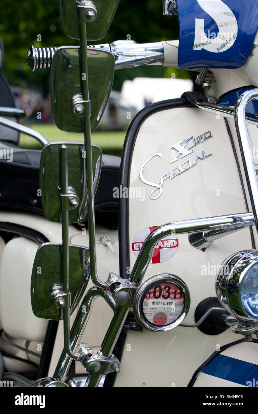 Una Lambretta scooter con numerosi specchi su ciascun lato da stile mods e rockers ser Foto Stock