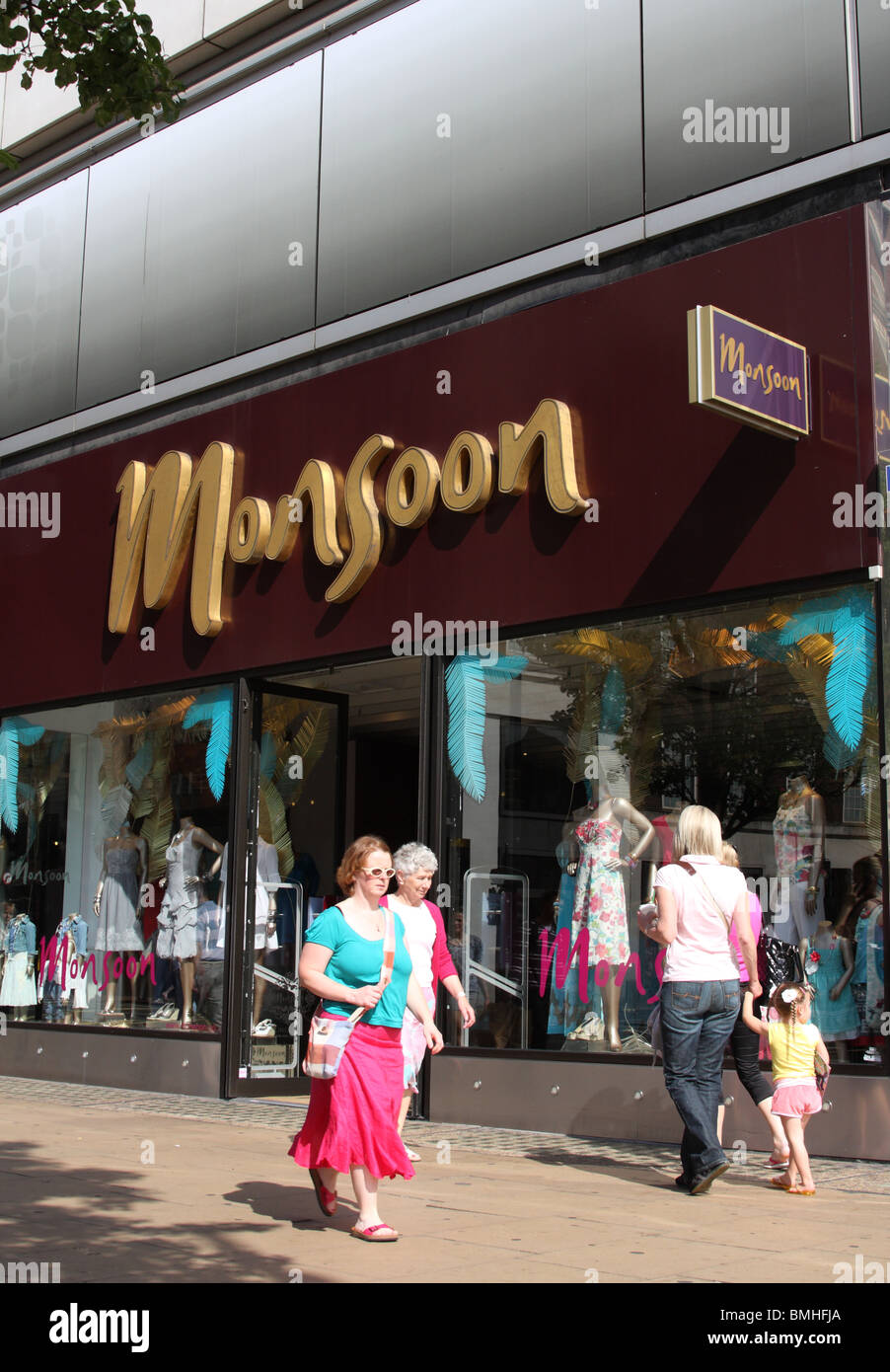 Un monsone store su Oxford Street, London, England, Regno Unito Foto Stock