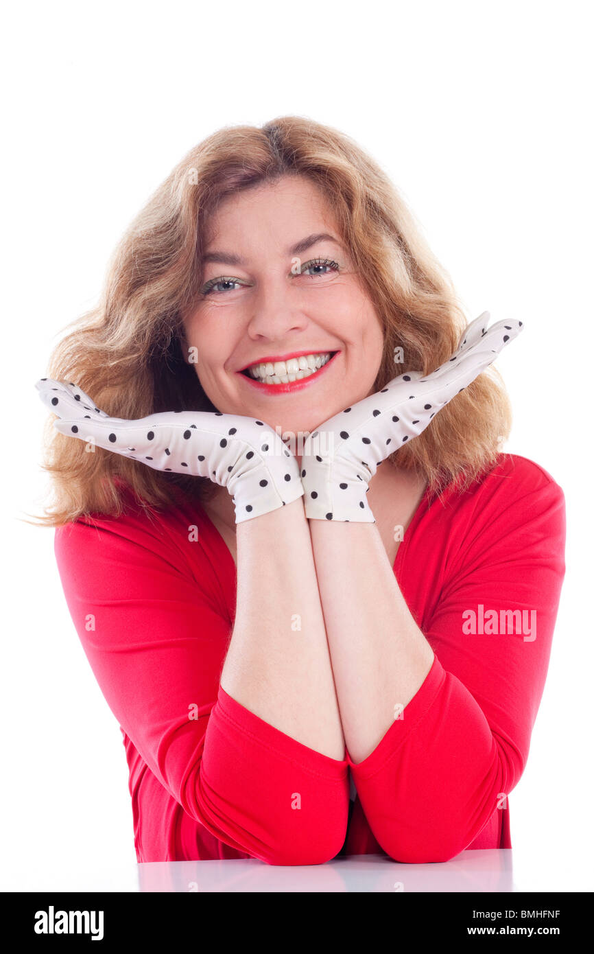 Ritratto di una donna di mezza età in rosso con la polka-dot guanti - isolato su bianco Foto Stock