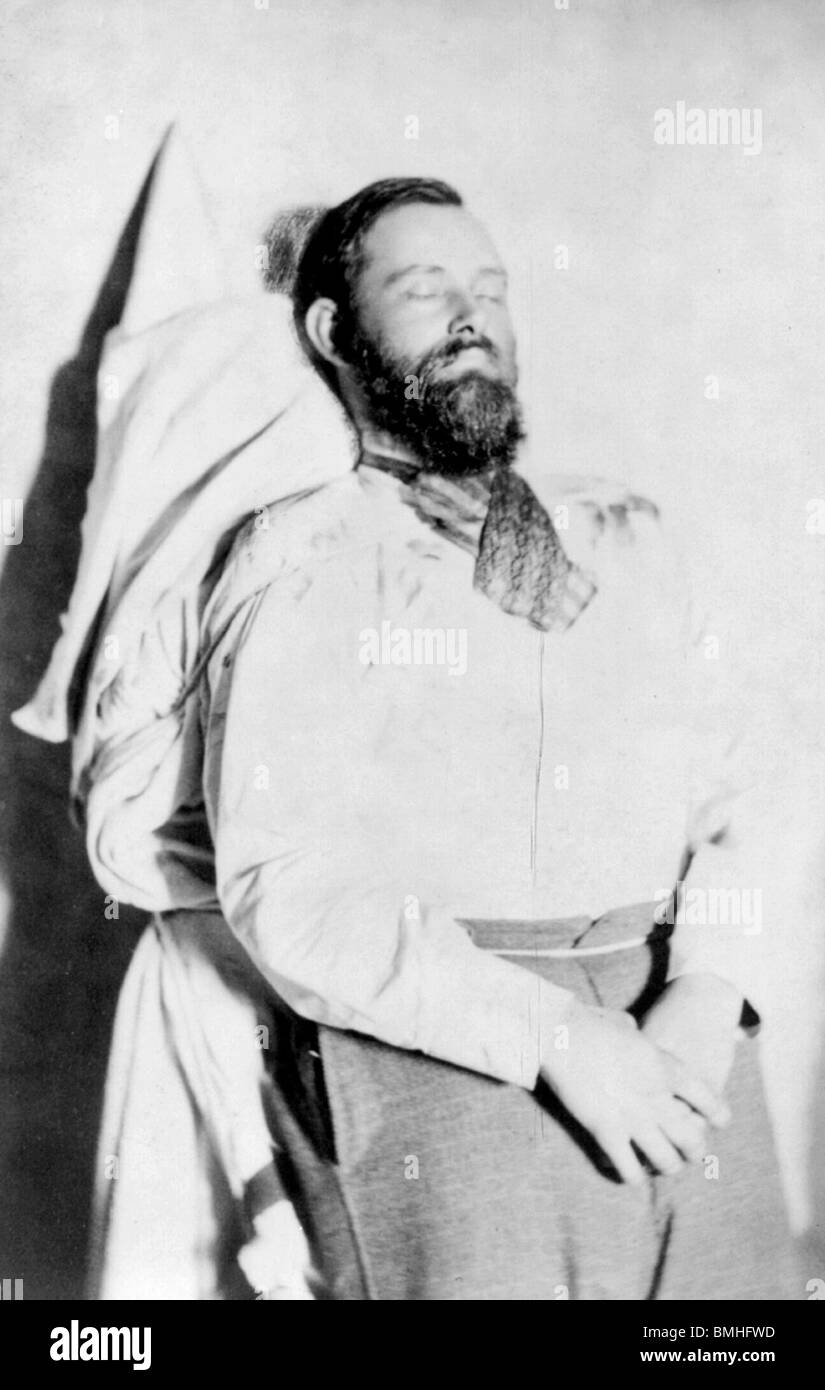 Jesse James (1847-1882), American fuorilegge, morto; vestita; 3/4 di lunghezza Foto Stock
