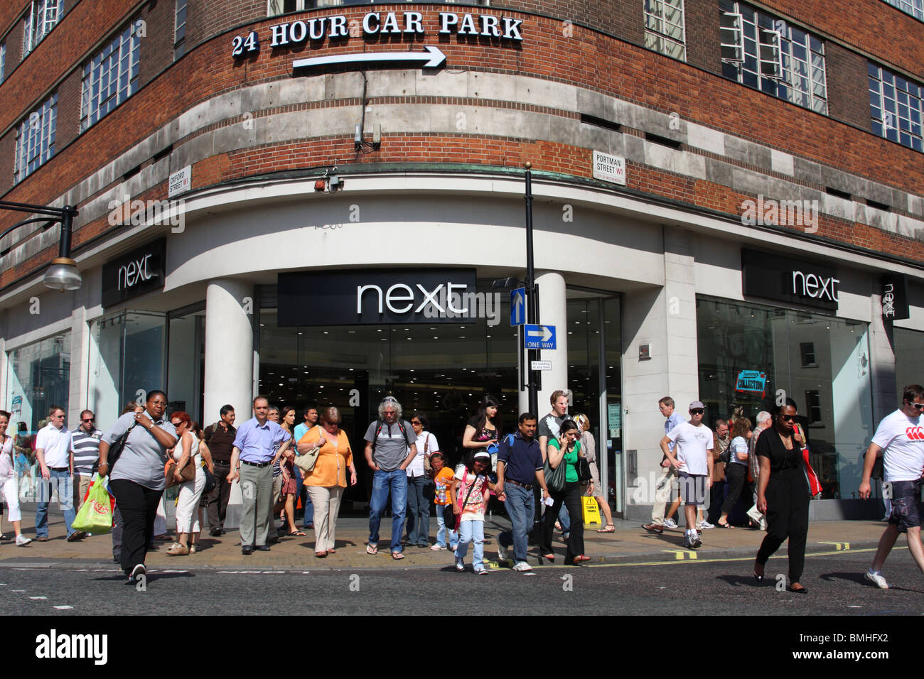 Un prossimo negozio su Oxford Street, London, England, Regno Unito Foto Stock