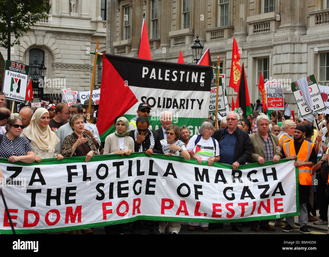 I dimostranti presso la "Libertà per la Palestina' dimostrazione su Whitehall, Westminster, London, England, Regno Unito Foto Stock