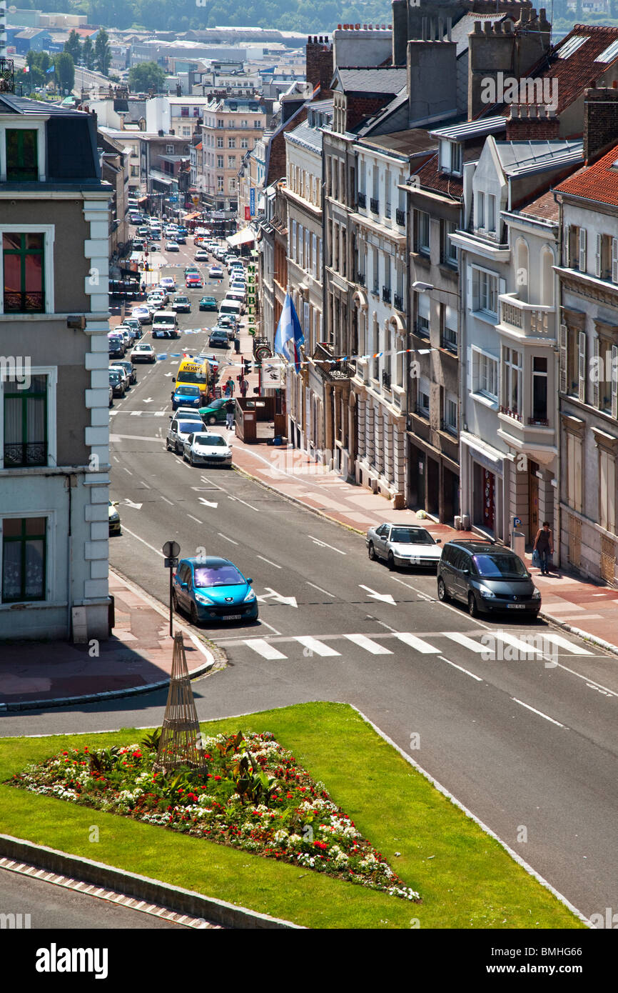 Vista in elevazione lungo la Grande Rue francesi nella città costiera di Boulogne-sur-Mer, Francia Foto Stock