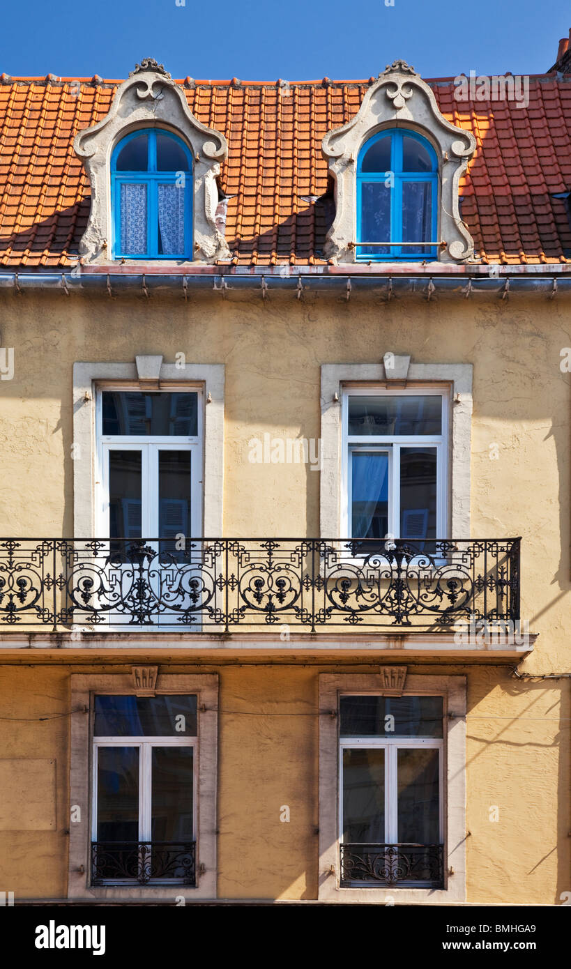 L'elegante facciata di un edificio nella Grande Rue, francesi nella cittadina balneare di Boulogne-sur-Mer, Francia Foto Stock