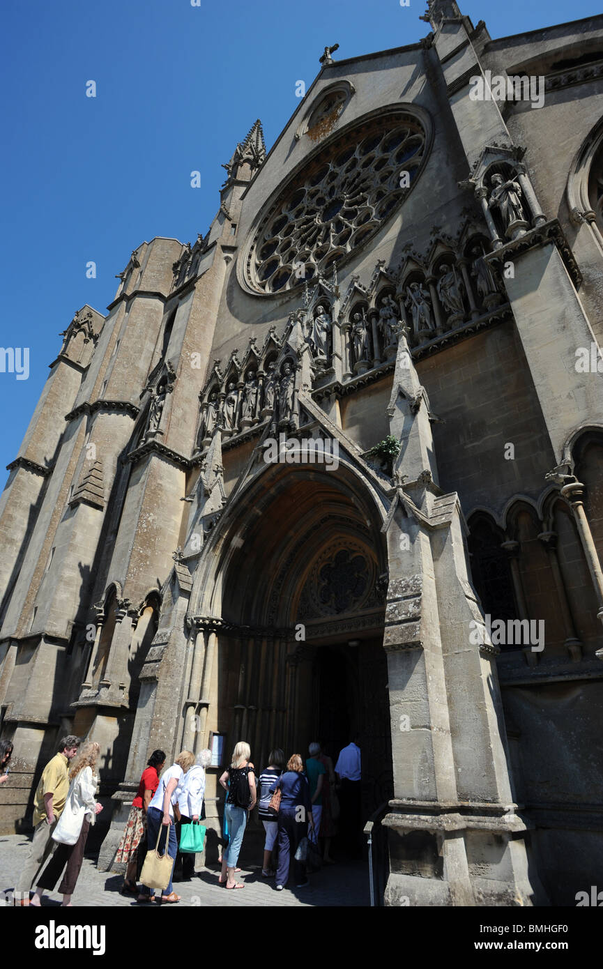Le persone al di fuori della coda Arundel Cattedrale per vedere il Corpus Christi tappeto di fiori Foto Stock