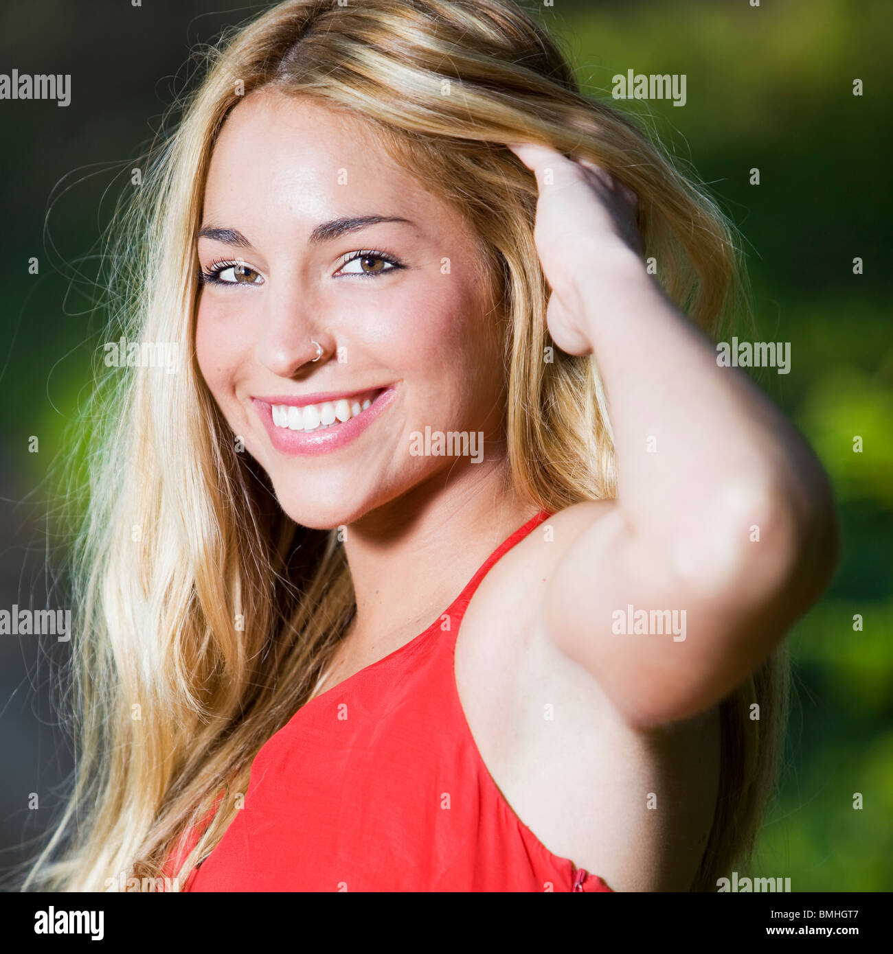 Bella ragazza giovane con un abito rosso nella natura Foto Stock