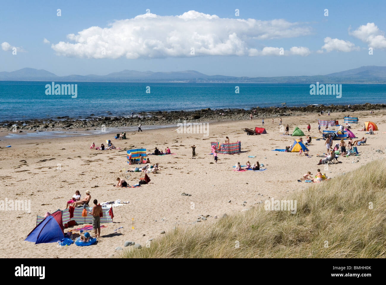 Estate in spiaggia nel Regno Unito. Spiaggia di Llandanwg con turisti estivi. Gwynedd North Wales Snowdonia National Park in lontananza.2010 2010s HOMER SYKES Foto Stock