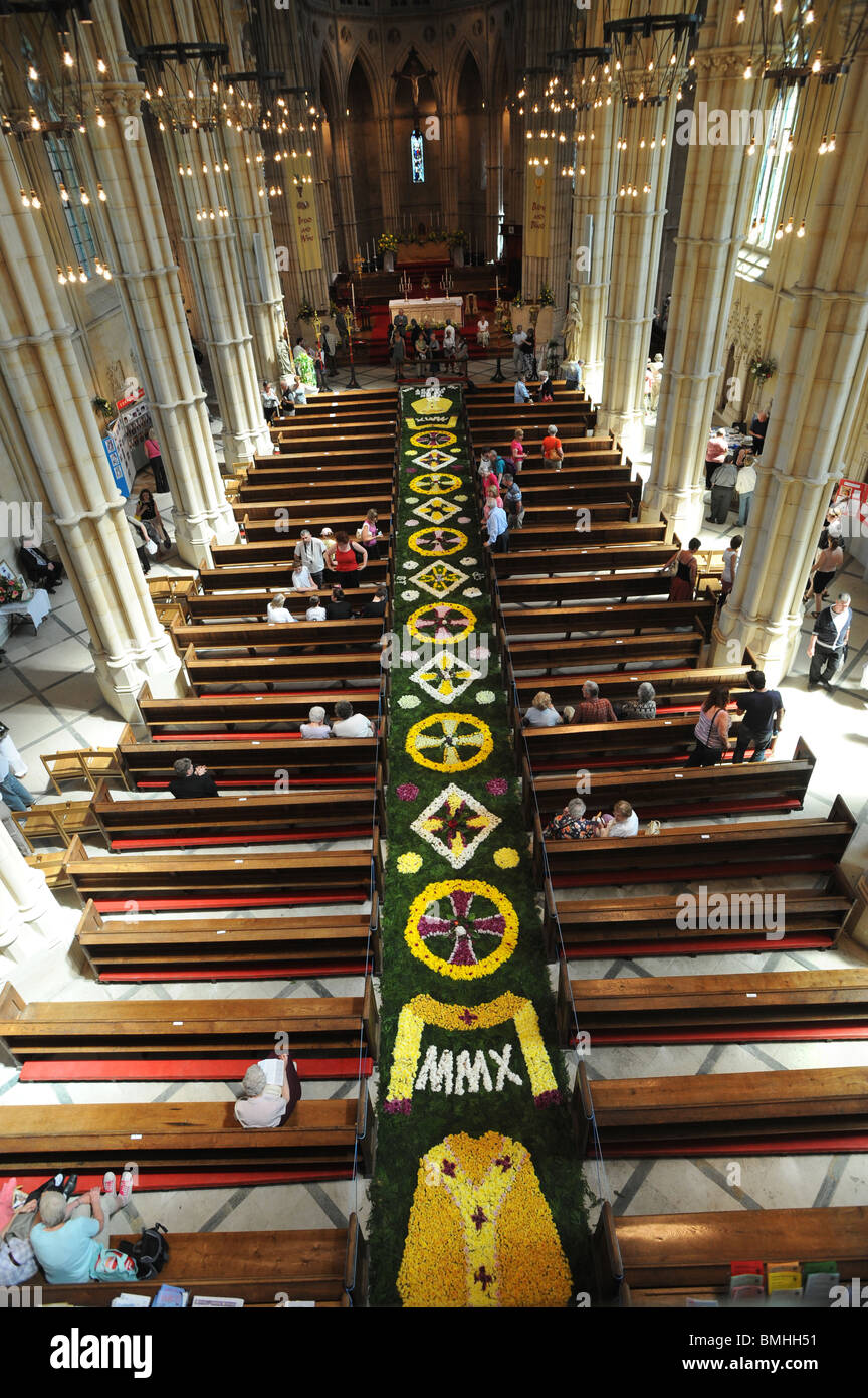Un magnifico 90-piede tappeto di fiori è collocato in basso la navata centrale della Cattedrale di Arundel alla vigilia del Corpus Domini Foto Stock