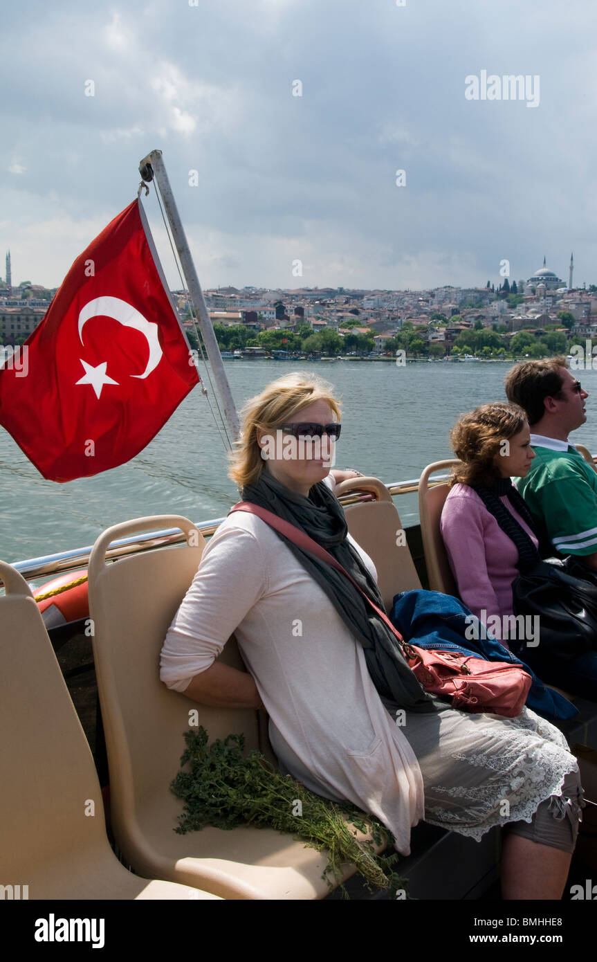 Golden Horn Istanbul Turchia trasporti ferry boat donna bandiera Foto Stock