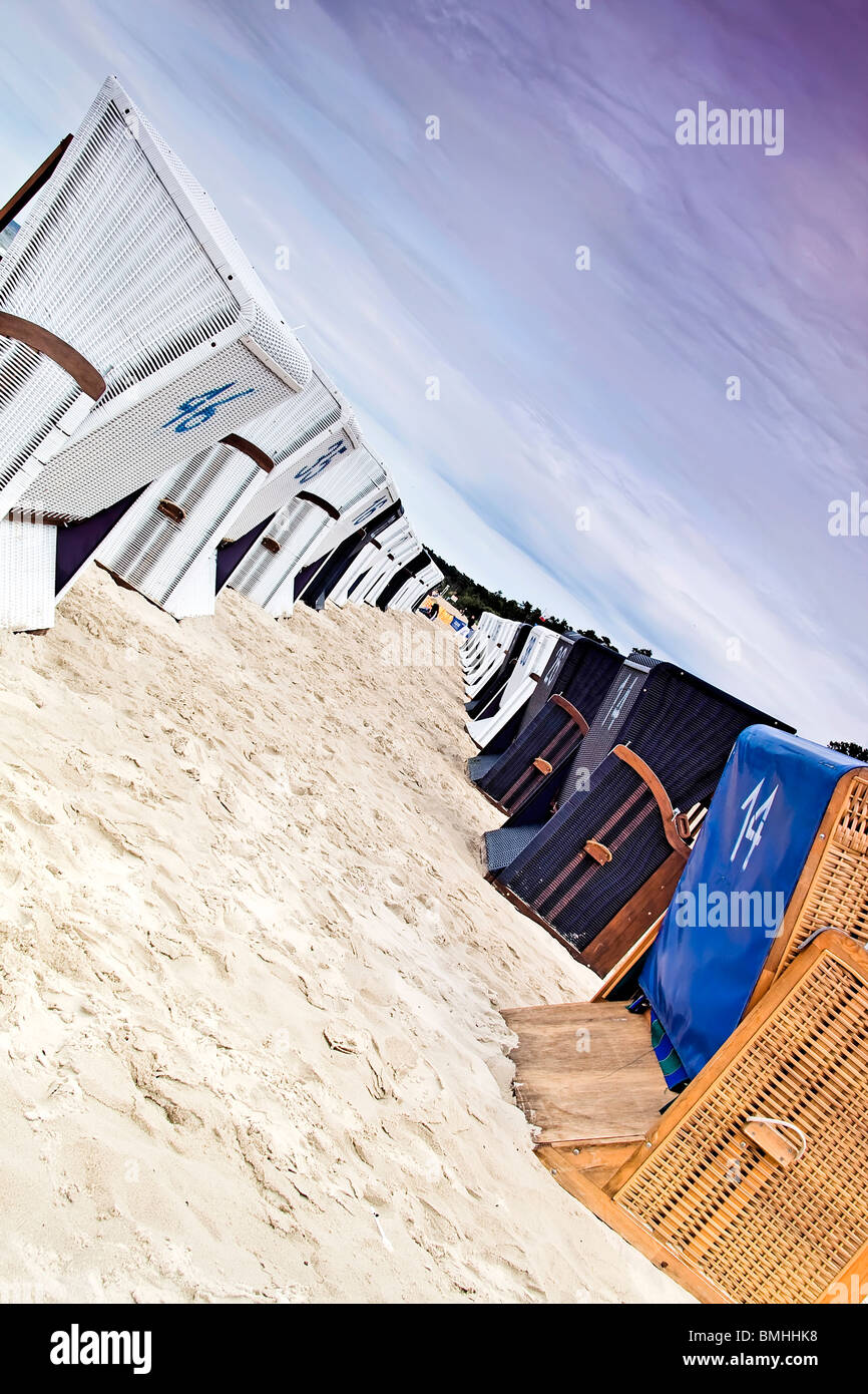 Rilassatevi sulla spiaggia.lettini da spiaggia in prospettiva dinamica.Spiaggia al Mar Baltico. Orario estivo in Polonia. Foto Stock