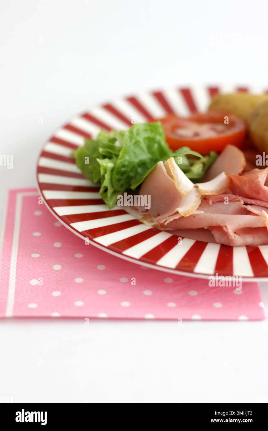 Fresco e salutare insalata di prosciutto con nuove patate bollite isolata contro uno sfondo bianco con nessun popolo e un tracciato di ritaglio Foto Stock